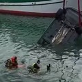 Auto finisce nelle acque del porto, uomo tratto in salvo