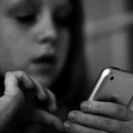Il no dei pediatri ai cellulari nelle mani dei bambini