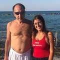 Giovanissima bagnina di Baywatch soccorre un uomo in difficoltà in mare