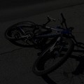 Incidente in via Di Vittorio, travolto un ciclista