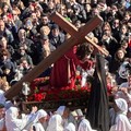Venerdì Santo, le emozioni dell'Incontro tra Gesù e la Madonna Addolorata. Foto e video