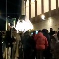 L'effigie della Madonna scivola durante la processione. Video
