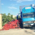 Buca sul suolo stradale, camion perde grosso carico di ciliegie