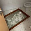 Teatro Mediterraneo, crolla la vetrata di un bagno: solo tanto spavento per un musicista. Foto