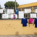 Zaini, grembiuli e cartelli di protesta davanti alle scuole biscegliesi