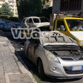 Tre auto incendiate e distrutte nella notte in via Napoletano - FOTO