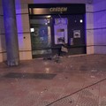 Boato nella notte in via Lamaveta: fallisce il colpo al bancomat della Credem