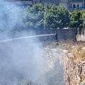 Vasto incendio in via Padre Kolbe, l'intervento dura oltre 3 ore