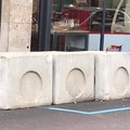 Enzo Di Pierro su jersey e blocchi di cemento da mesi fermi per le strade: «Monoliti di epoca moderna»