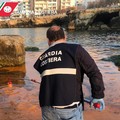 Chiazze in mare, gli accertamenti della Guardia Costiera