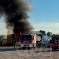 Un furgone e due rimorchi in fiamme, intervengono i vigili del fuoco