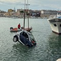 Una Smart finisce in mare nel porto di Bisceglie: nessun ferito