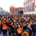 Tremila gilet arancioni in piazza Prefettura a Bari