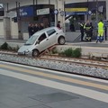 Veicolo tra i binari a Santo Spirito: ritardi anche a Bisceglie
