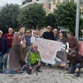 L'Arci ripulisce la rotonda della legalità: «Faremo sempre la nostra parte»