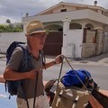 Il camminatore tedesco Toni Pfeiffer ha fatto tappa a Bisceglie con le sue due asinelle