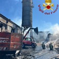 Incendio in zona industriale a Bisceglie: fiamme in un deposito di legname e imballaggi