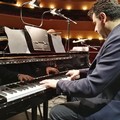 Il maestro Nico Arcieri suona in occasione della giornata mondiale dei Rom
