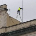 «Lavori senza  "paracadute " sul tetto di un edificio pubblico». La denuncia social di Francesco Spina