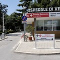 Partorisce in auto a pochi passi dall'ospedale