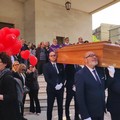 Bisceglie dà l'ultimo saluto a Patrizia Lamanuzzi. I figli: «Grazie per averci insegnato la vita»