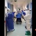Paziente dell'ospedale di Bisceglie lascia il reparto Covid tra gli applausi del personale