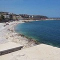 Grave malore in spiaggia: donna rischia di annegare