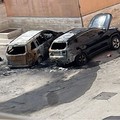 Incendio nella notte in Via di Vittorio: due auto in fiamme