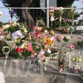 Fiori, peluche e striscioni sul luogo della tragedia per Alicia Amoruso: «Giustizia»