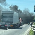 Auto in fiamme sulla statale 16 bis a Bisceglie