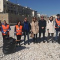 Percettori reddito di cittadinanza all’opera per la pulizia delle spiagge