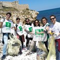 Volontari ripuliscono la spiaggia del Ponte Lama