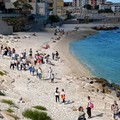 Pulizia delle spiagge per il 2° Circolo Caputi: un’azione simbolica in onore di San Francesco - LE FOTO