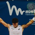 Andrea Pellegrino soffre ma avanza a Perugia: sarà derby pugliese ai quarti