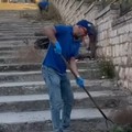 I collaboratori delle Vecchie Segherie Mastrototaro ripuliscono la scalinata di via Porto