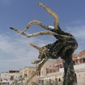 Danneggiata scultura negli spazi del porto turistico