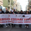 Folla di studenti in piazza Vittorio Emanuele per onorare la memoria di Sergio Cosmai - INTERVISTE
