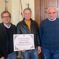 Restituisce portafogli contenente 580 euro, il sindaco Angarano lo premia