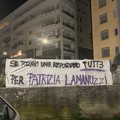 «Se toccano una, rispondiamo tutte». Lo striscione sotto casa di Patrizia Lamanuzzi