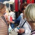 Elezioni, Tonia Spina a contatto coi cittadini in zona mercato