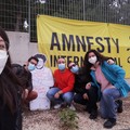 Amnesty International pianta delle lantane all'esterno della biblioteca dell'Opera Don Uva