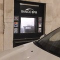 Assalto nella notte alla cassa continua della Banca Popolare di Milano