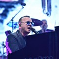 Gigi D’Alessio incanta Bari: il visual artist biscegliese Velletri tra i protagonisti del concerto