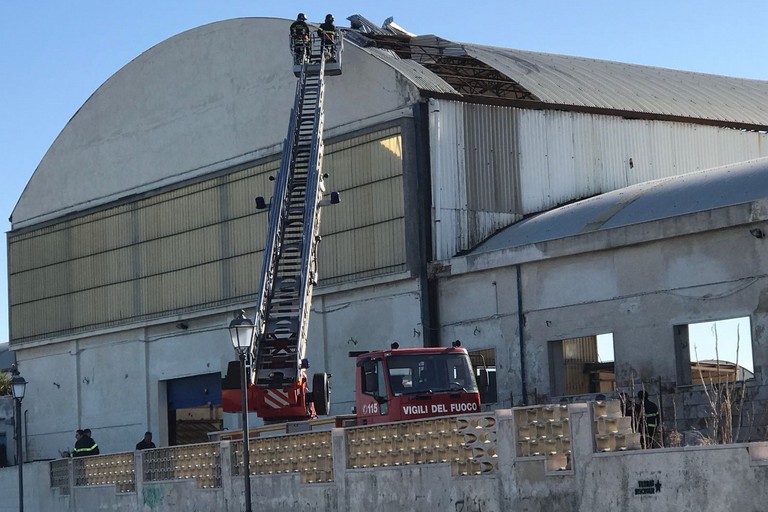 Le operazioni di messa in sicurezza a cura dei Vigili del Fuoco. <span>Foto BisceglieViva</span>