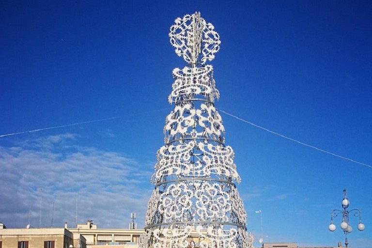 Bisceglie, albero di Natale in piazza Vittorio Emanuele II