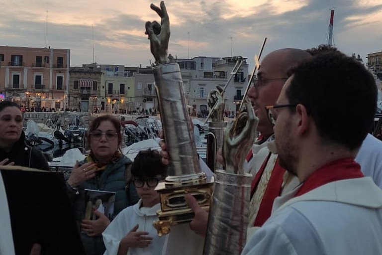 Bisceglie, benedizione del mare con le reliquie dei Santi Martiri. <span>Foto Comitato feste patronali</span>