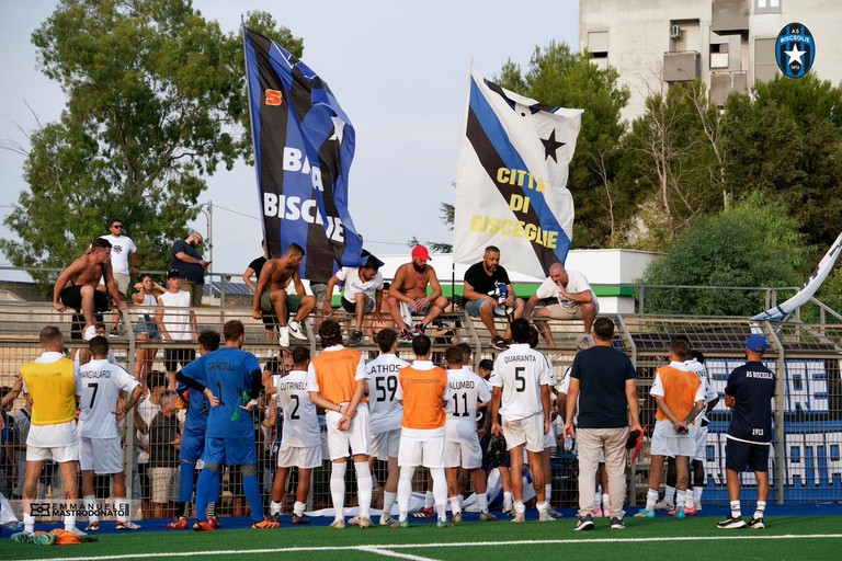 Bisceglie calcio, confronto coi tifosi. <span>Foto Emmanuele Mastrodonato</span>