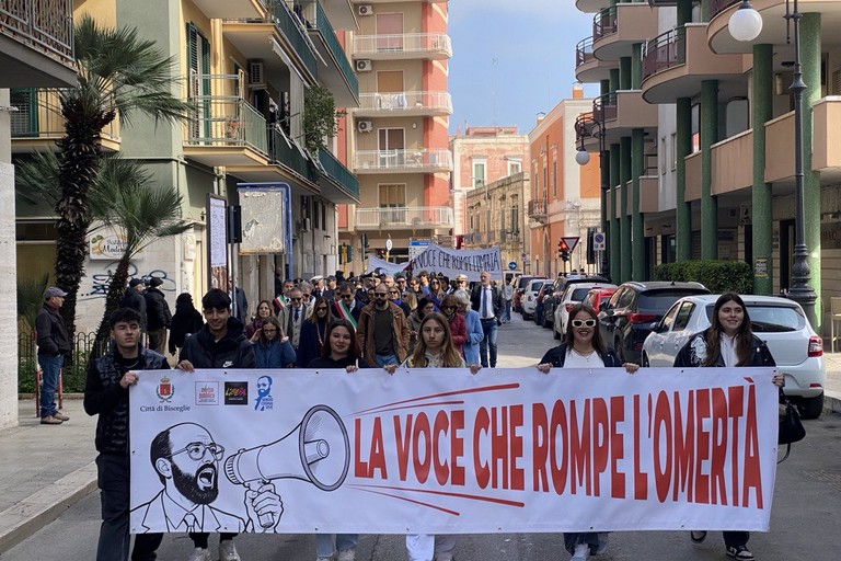 Bisceglie Contro le mafie: un corteo sfila per le strade nell'anniversario dell'omicidio di Cosmai - LE INTERVISTE E LE FOTO