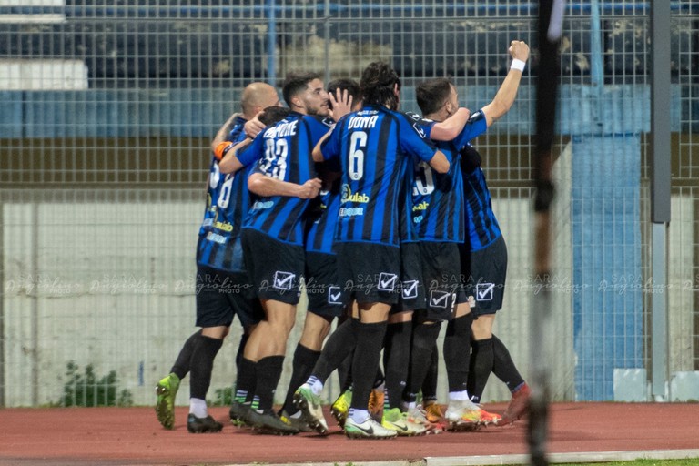 L'esultanza dei calciatori nerazzurri. <span>Foto Sara Angiolino</span>