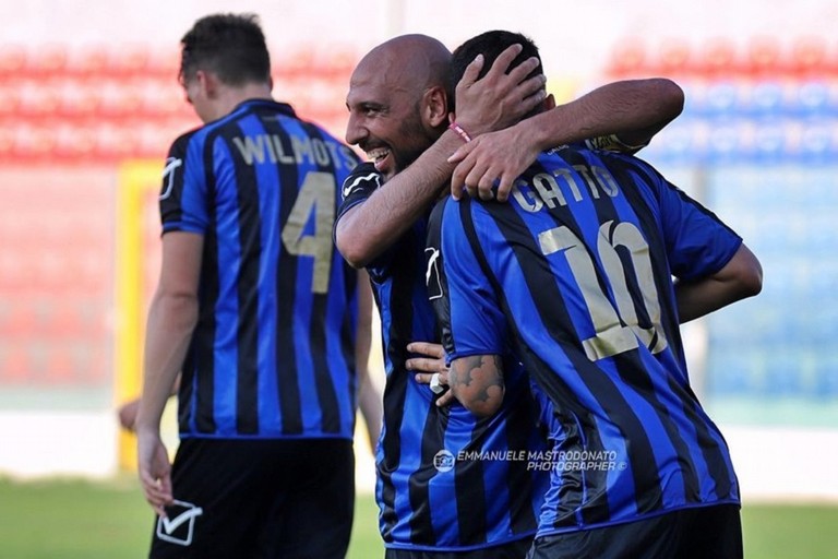 L'esultanza dei calciatori nerazzurri. <span>Foto Emmanuele Mastrodonato</span>